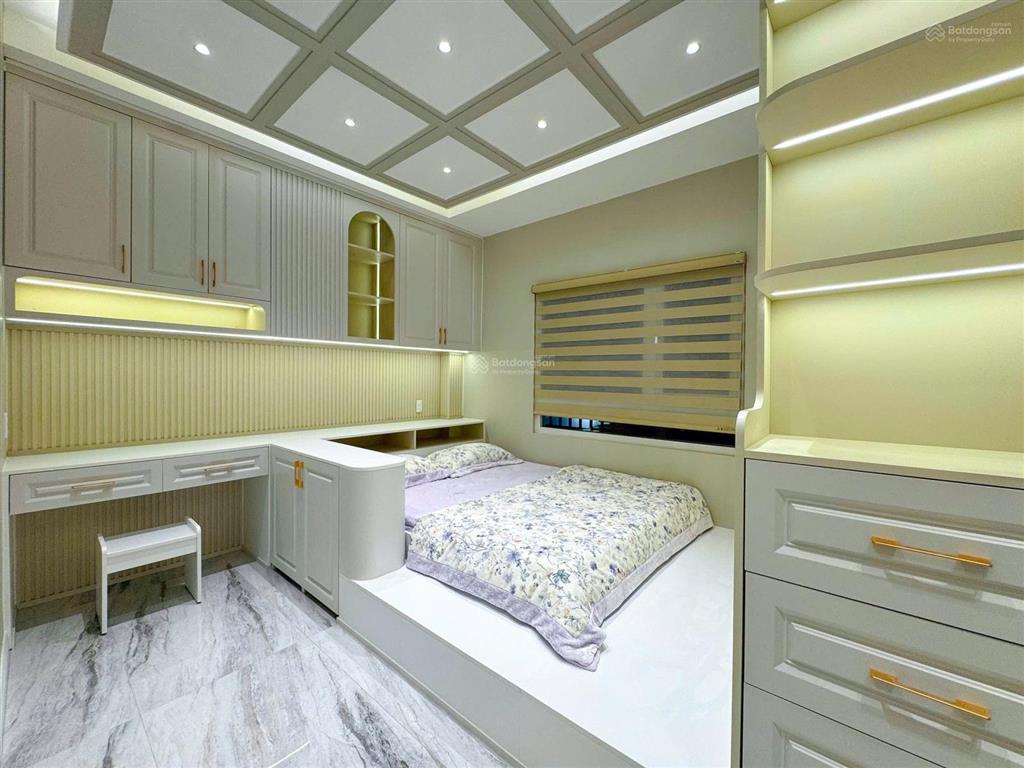 Nhà đẹp đậu được 2 tô tô có 2 phòng khách thang máy 750kg có thể vừa ở vừa làm công ty