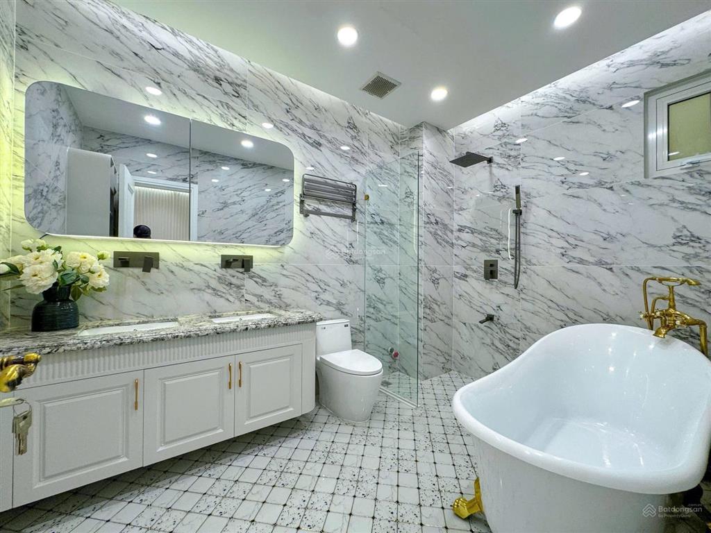 Nhà đẹp đậu được 2 tô tô có 2 phòng khách thang máy 750kg có thể vừa ở vừa làm công ty