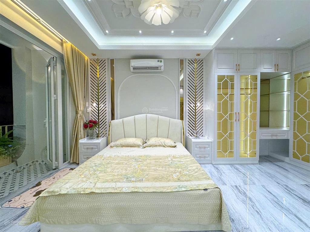Nhà đẹp đậu được 2 tô tô có 2 phòng khách thang máy 750kg có thể vừa ở vừa làm công ty