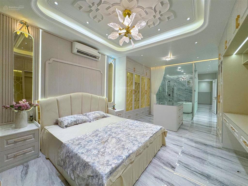 Nhà đẹp đậu được 2 tô tô có 2 phòng khách thang máy 750kg có thể vừa ở vừa làm công ty