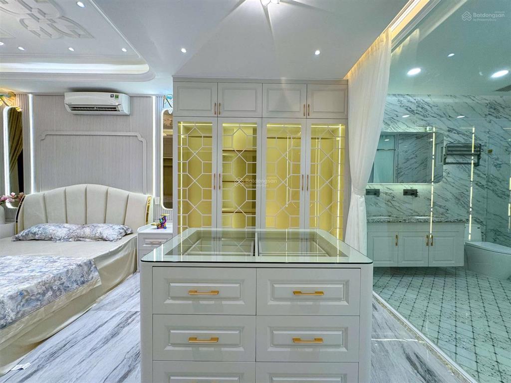 Nhà đẹp đậu được 2 tô tô có 2 phòng khách thang máy 750kg có thể vừa ở vừa làm công ty