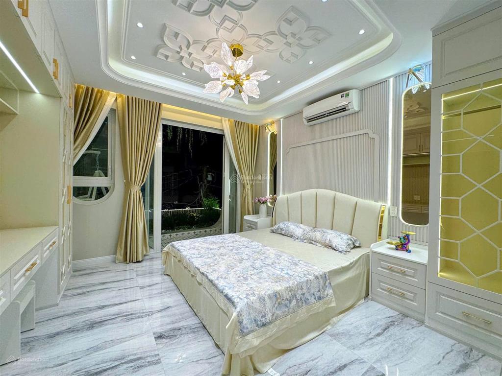Nhà đẹp đậu được 2 tô tô có 2 phòng khách thang máy 750kg có thể vừa ở vừa làm công ty
