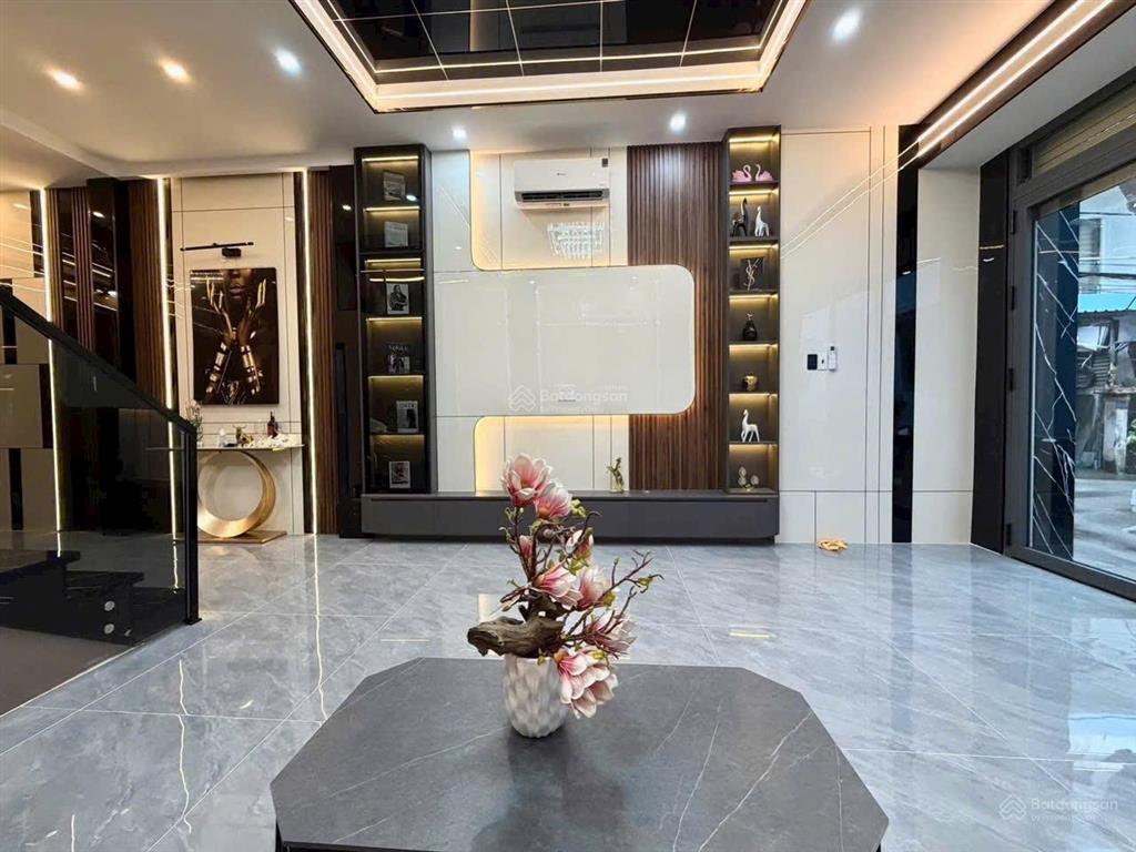 Nhà phố 3 tầng full nội thất 4 phòng ngủ sổ hồng riêng phường phú thuận q7