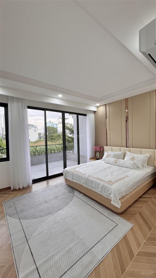 Nhà đường nhựa 16m, vị trí đẹp, view thoáng, có thang máy, gara ô tô, ngang 5m, dài 18m