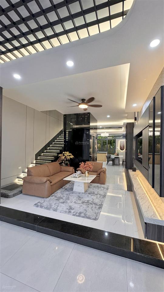 Nhà đường nhựa 16m, vị trí đẹp, view thoáng, có thang máy, gara ô tô, ngang 5m, dài 18m