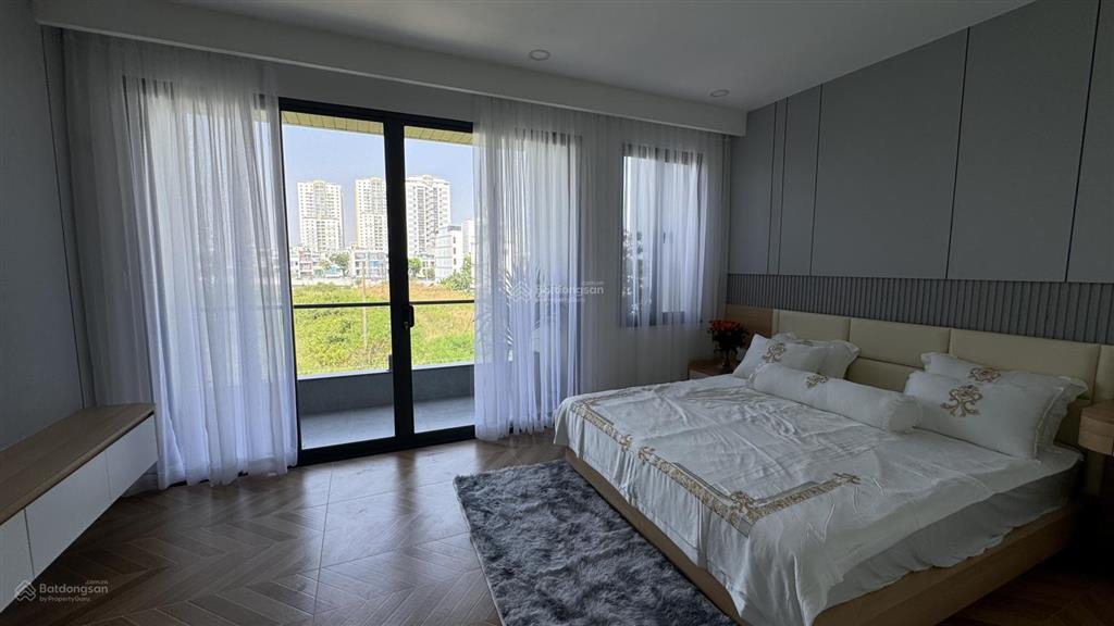 Nhà đường nhựa 16m, vị trí đẹp, view thoáng, có thang máy, gara ô tô, ngang 5m, dài 18m
