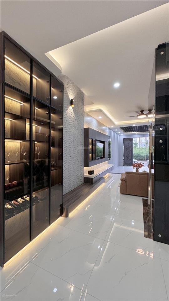 Nhà đường nhựa 16m, vị trí đẹp, view thoáng, có thang máy, gara ô tô, ngang 5m, dài 18m