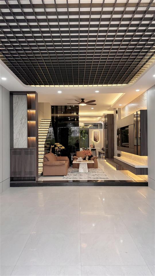 Nhà đường nhựa 16m, vị trí đẹp, view thoáng, có thang máy, gara ô tô, ngang 5m, dài 18m