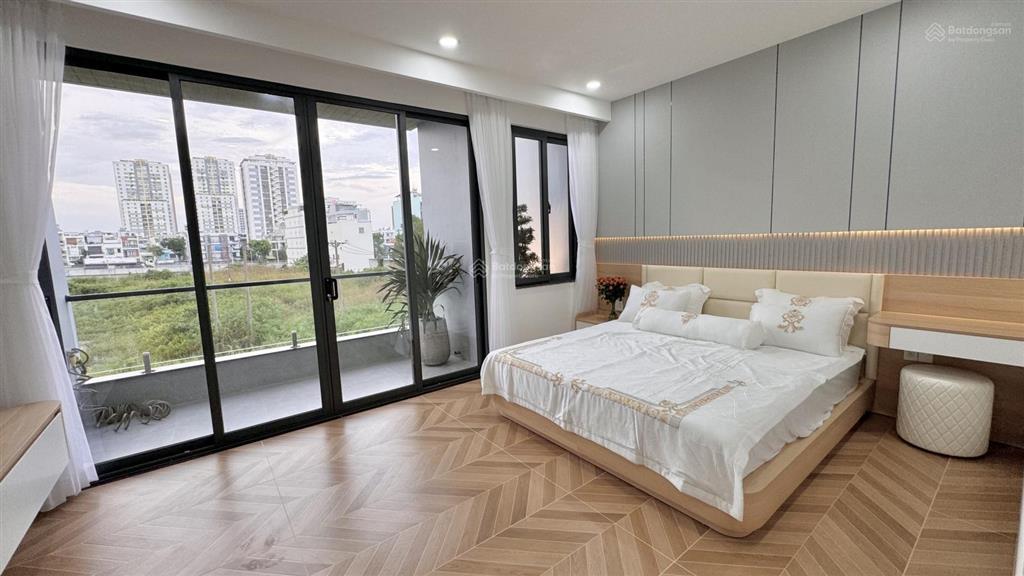Nhà đường nhựa 16m, vị trí đẹp, view thoáng, có thang máy, gara ô tô, ngang 5m, dài 18m