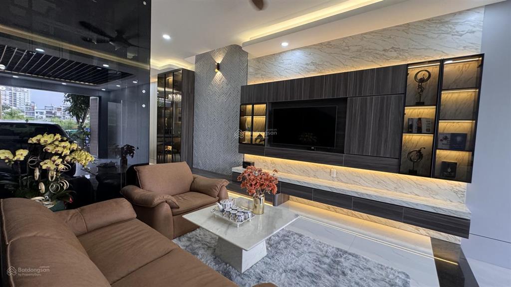 Nhà đường nhựa 16m, vị trí đẹp, view thoáng, có thang máy, gara ô tô, ngang 5m, dài 18m