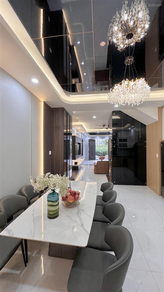 Nhà đường nhựa 16m, vị trí đẹp, view thoáng, có thang máy, gara ô tô, ngang 5m, dài 18m