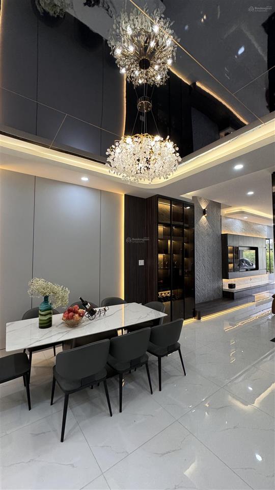 Nhà đường nhựa 16m, vị trí đẹp, view thoáng, có thang máy, gara ô tô, ngang 5m, dài 18m