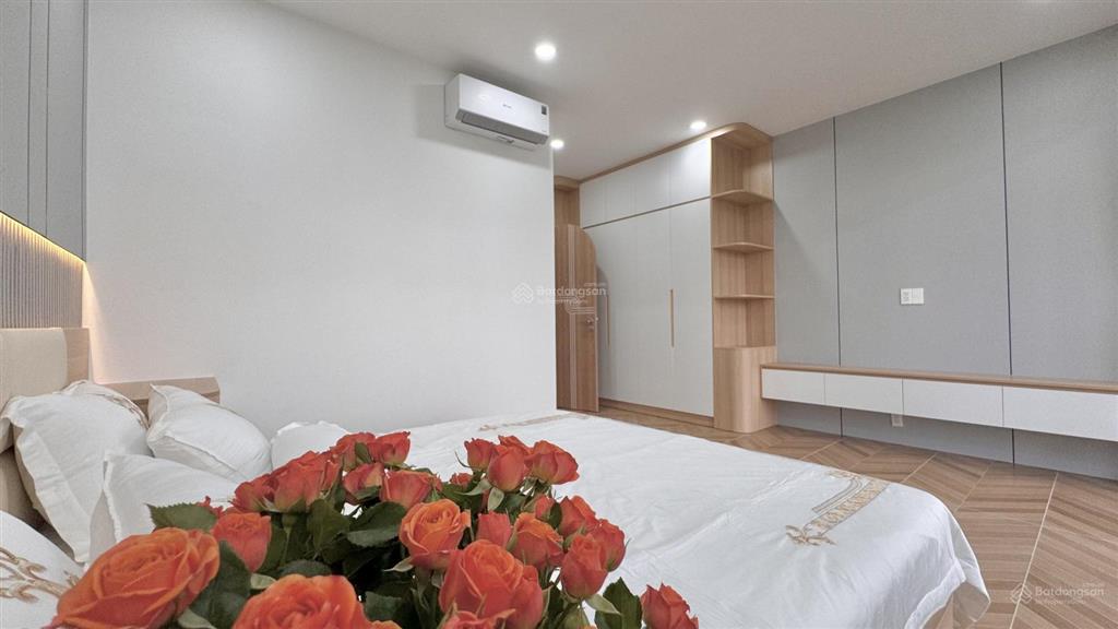 Nhà đường nhựa 16m, vị trí đẹp, view thoáng, có thang máy, gara ô tô, ngang 5m, dài 18m