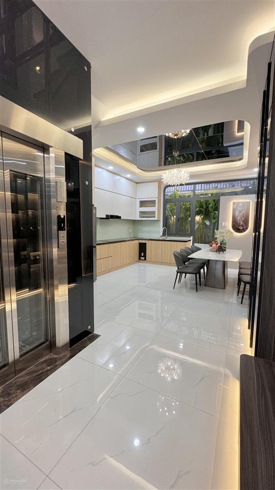 Nhà đường nhựa 16m, vị trí đẹp, view thoáng, có thang máy, gara ô tô, ngang 5m, dài 18m