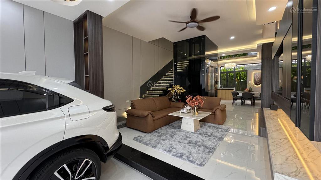 Nhà đường nhựa 16m, vị trí đẹp, view thoáng, có thang máy, gara ô tô, ngang 5m, dài 18m