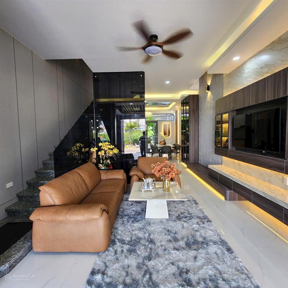Nhà đường nhựa 16m, vị trí đẹp, view thoáng, có thang máy, gara ô tô, ngang 5m, dài 18m