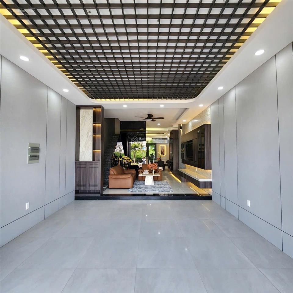 Nhà đường nhựa 16m, vị trí đẹp, view thoáng, có thang máy, gara ô tô, ngang 5m, dài 18m