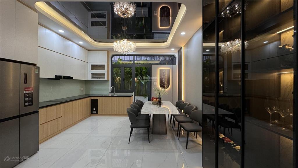Nhà đường nhựa 16m, vị trí đẹp, view thoáng, có thang máy, gara ô tô, ngang 5m, dài 18m