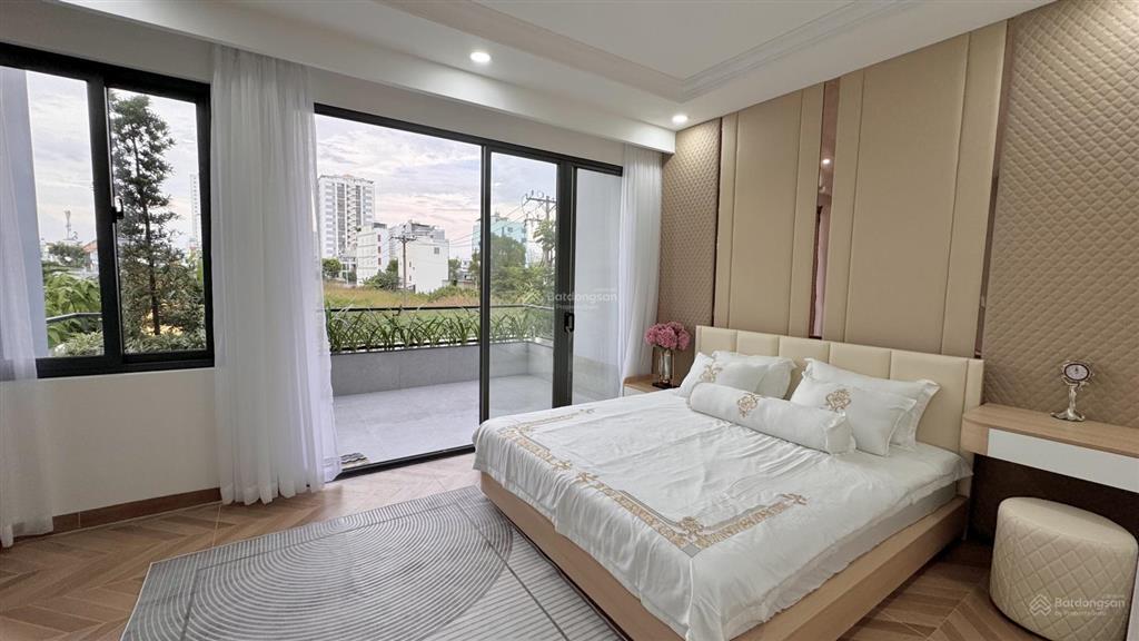 Nhà đường nhựa 16m, vị trí đẹp, view thoáng, có thang máy, gara ô tô, ngang 5m, dài 18m