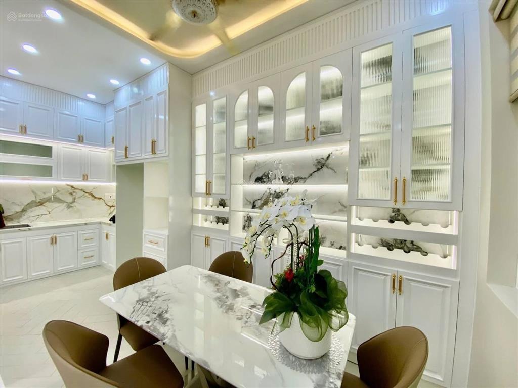 Nhà đẹp sổ riêng ngang 9m sát bên quận 4 tiện đi quận 1 mới đẹp vào ở ngay