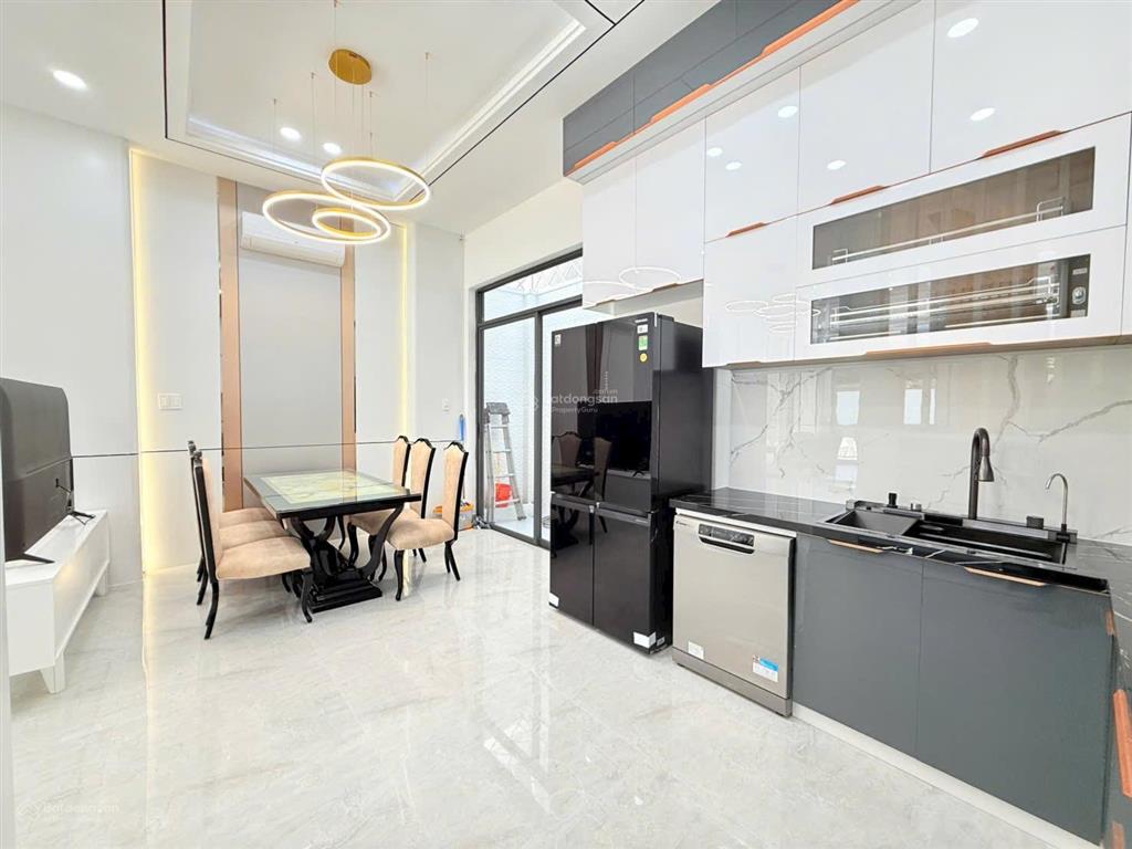 Nhà mới 6x14 có thang máy kdc đồng bộ ô tô vào nhà, đầy đủ tiện ích xung quanh