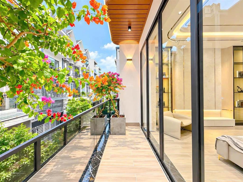 Nhà đẹp đường ô tô thông sát bên quận 7, khu dân cư đông đúc đủ tiện nghi