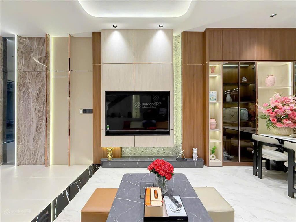 Nhà đẹp đường ô tô thông sát bên quận 7, khu dân cư đông đúc đủ tiện nghi