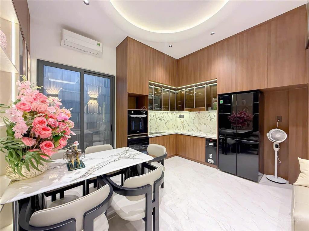 Nhà đẹp đường ô tô thông sát bên quận 7, khu dân cư đông đúc đủ tiện nghi