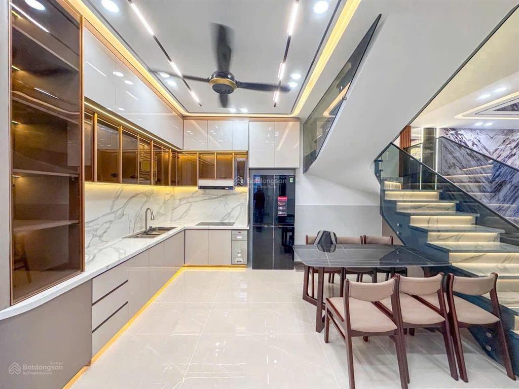Nhà gốc tuyệt đẹp diện tích khủng 5,1m dài 22m, có 4 phòng ngủ có phòng dưới đất