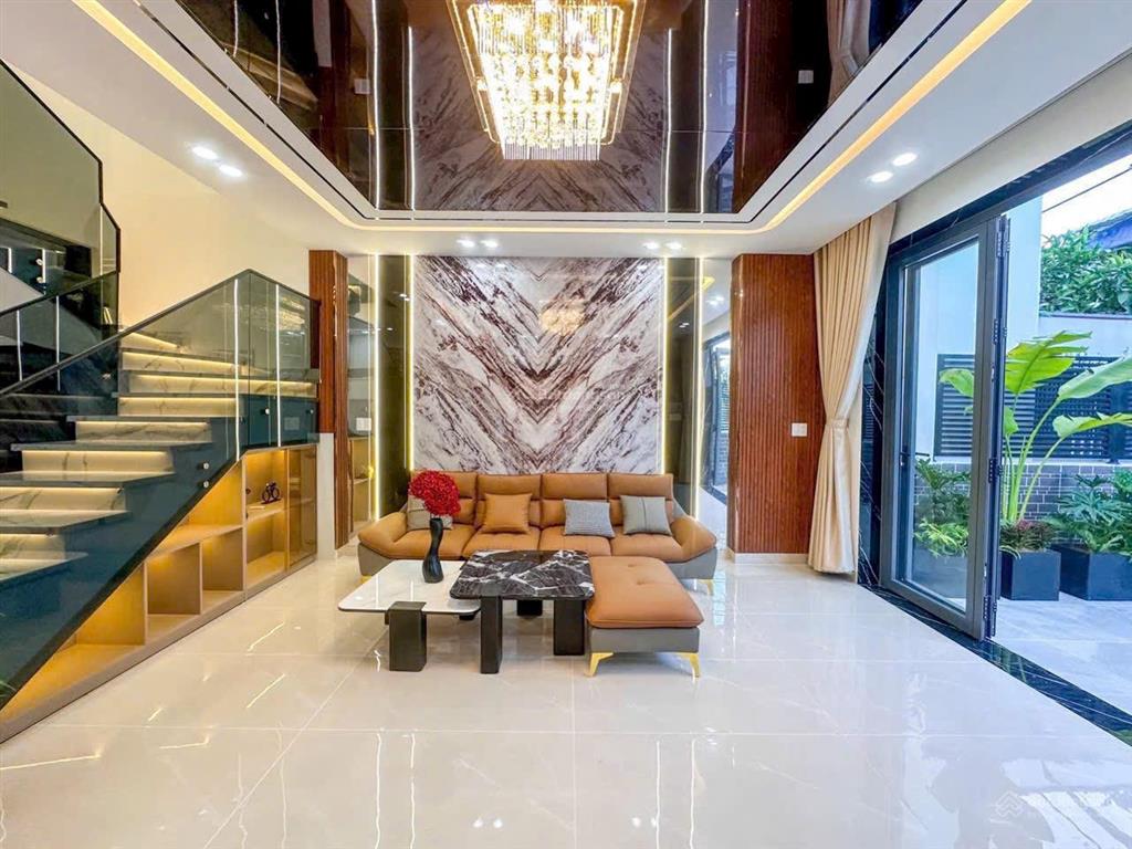 Nhà gốc tuyệt đẹp diện tích khủng 5,1m dài 22m, có 4 phòng ngủ có phòng dưới đất