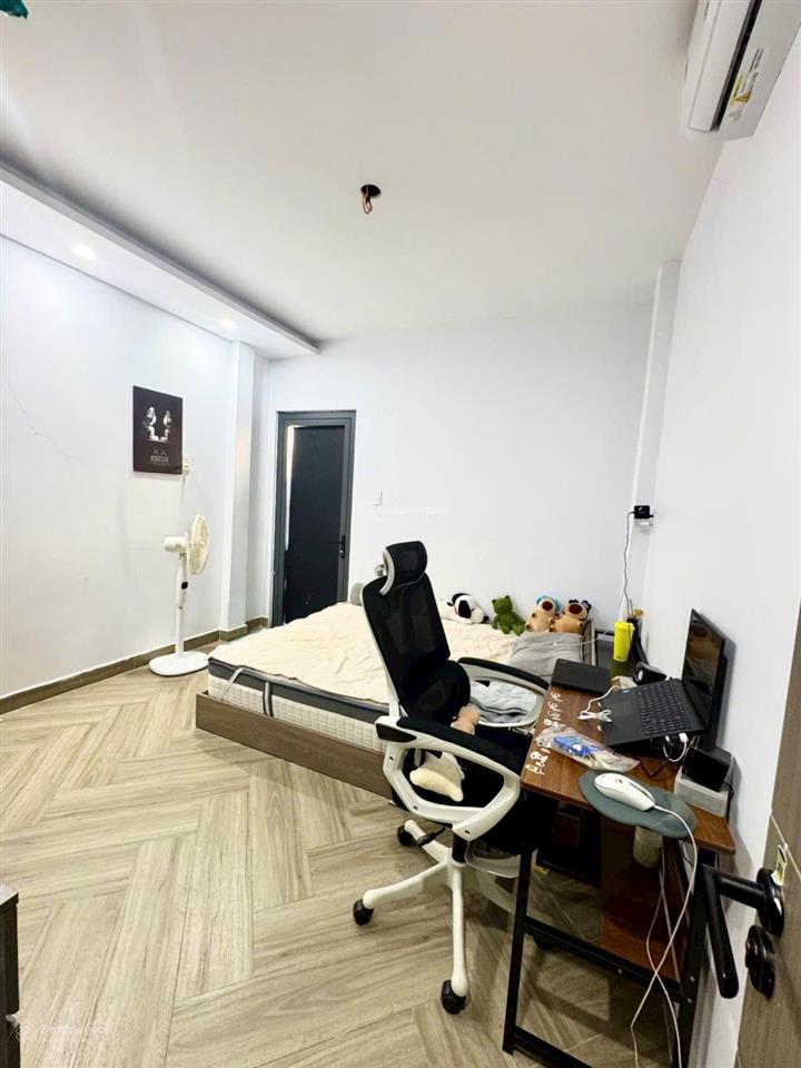 Nhà shr 2 tầng 4 phòng ngủ có phòng dưới trệt  xe hơi sát bên  giá tốt