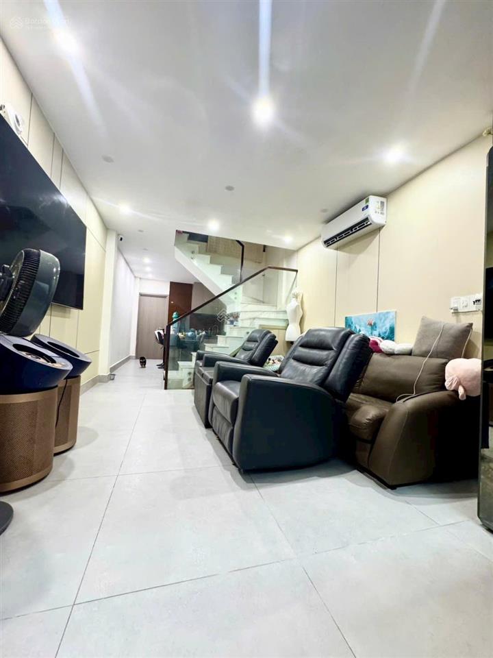 Nhà shr 2 tầng 4 phòng ngủ có phòng dưới trệt  xe hơi sát bên  giá tốt