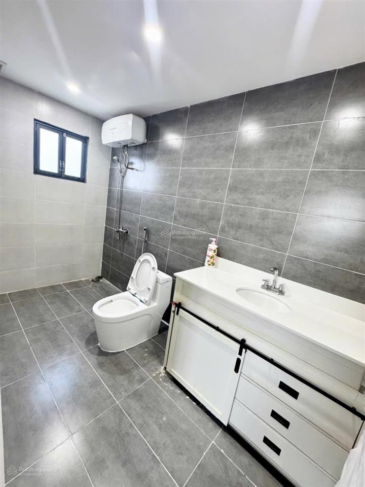 Nhà shr 2 tầng 4 phòng ngủ có phòng dưới trệt  xe hơi sát bên  giá tốt