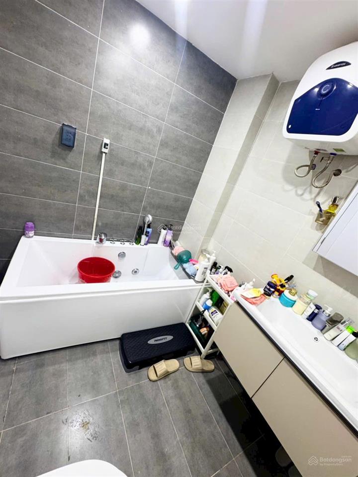 Nhà shr 2 tầng 4 phòng ngủ có phòng dưới trệt  xe hơi sát bên  giá tốt