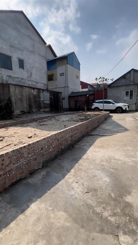 Lô góc 2 thoáng ô tô vào nhà, cạnh chợ hoa quả