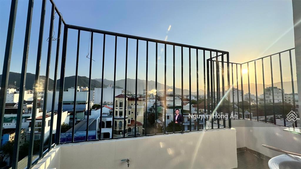 Bán tòa căn hộ 7 tầng dòng tiền 25tr/tháng, cách biển 1km, vị trí cực đẹp, có thang máy, 9 tỷ tl