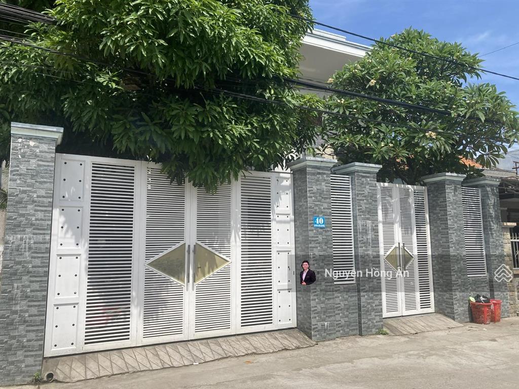Bán nhà 2 tầng mặt tiền dương hiến quyền cách biển vài bước chân, vị trí du lịch sầm uất, 80tr/m2