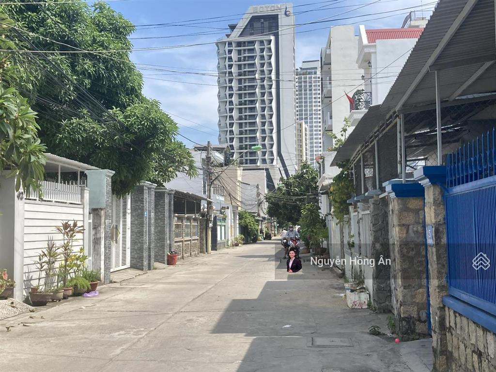 Bán nhà 2 tầng mặt tiền dương hiến quyền cách biển vài bước chân, vị trí du lịch sầm uất, 80tr/m2
