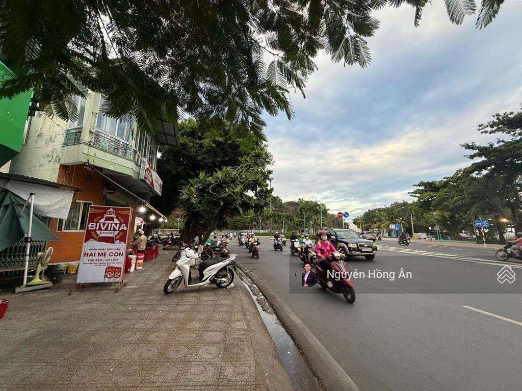 Bán nhà 2 tầng mặt tiền phạm văn đồng view biển ngay cầu trần phú, dt 30m2, vị trí kinh doanh tốt