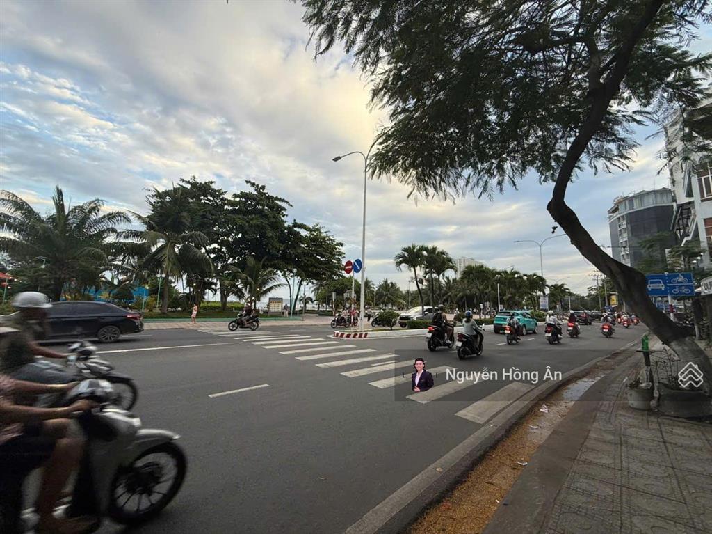 Bán nhà 2 tầng mặt tiền phạm văn đồng view biển ngay cầu trần phú, dt 30m2, vị trí kinh doanh tốt