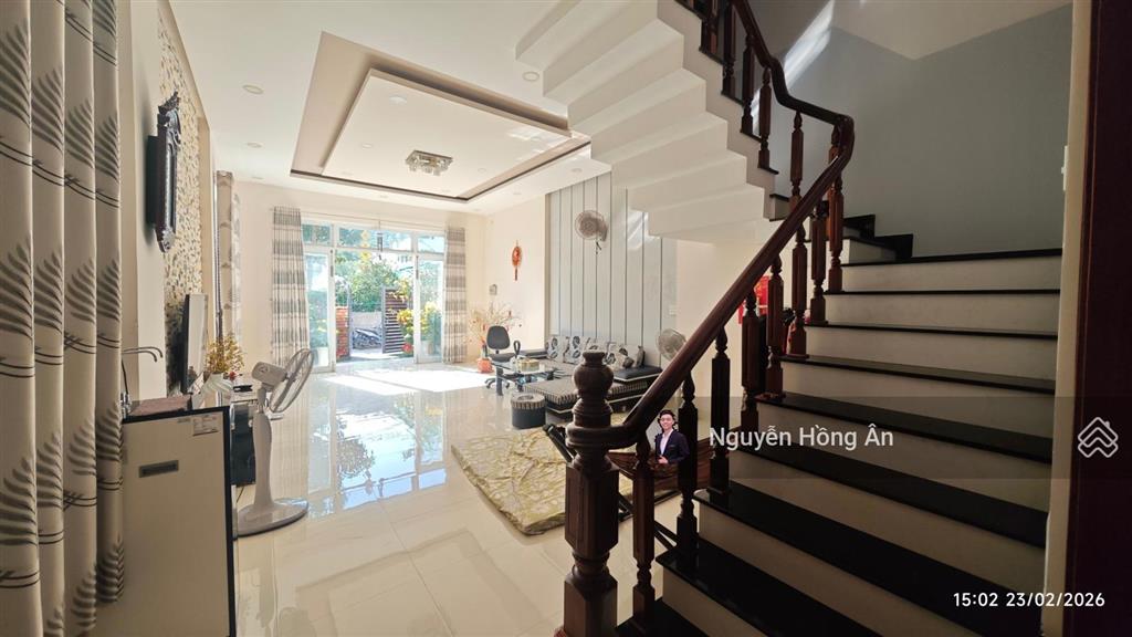 Chủ giảm 150tr bán nhanh nhà đẹp 3 tầng view thấy biển dt 117m2, đường oto 4,9m, sẵn sổ, giá 8 tỷ