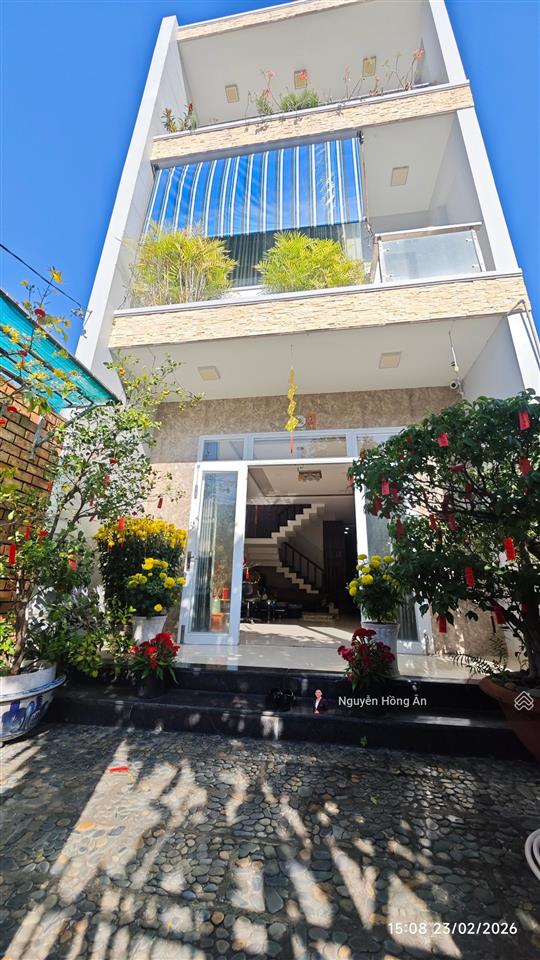Chủ giảm 150tr bán nhanh nhà đẹp 3 tầng view thấy biển dt 117m2, đường oto 4,9m, sẵn sổ, giá 8 tỷ