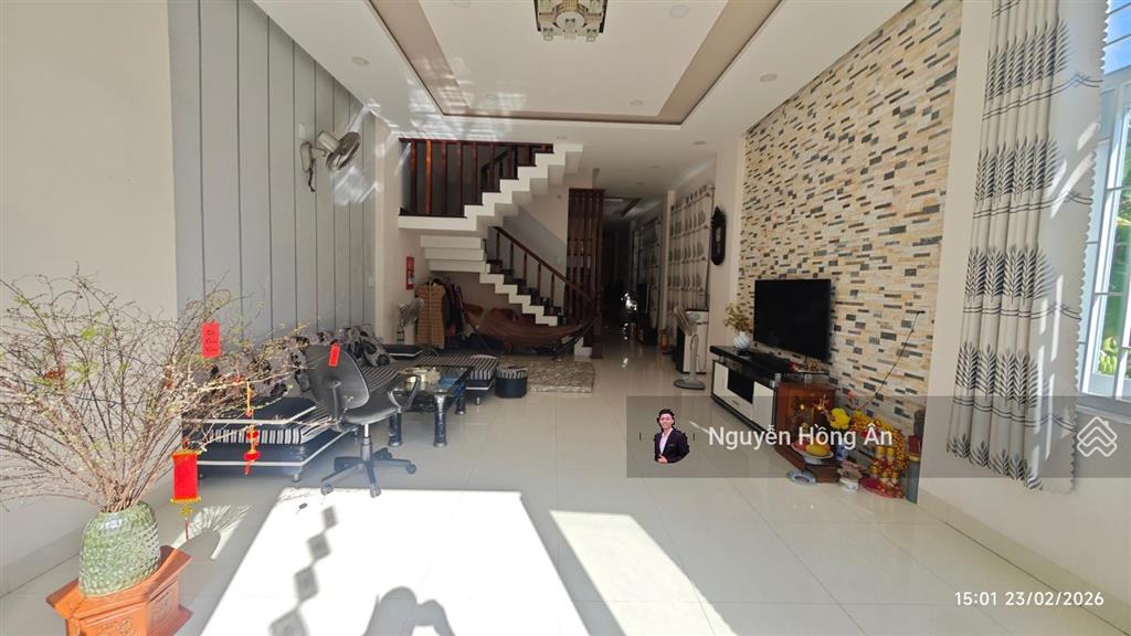 Chủ giảm 150tr bán nhanh nhà đẹp 3 tầng view thấy biển dt 117m2, đường oto 4,9m, sẵn sổ, giá 8 tỷ