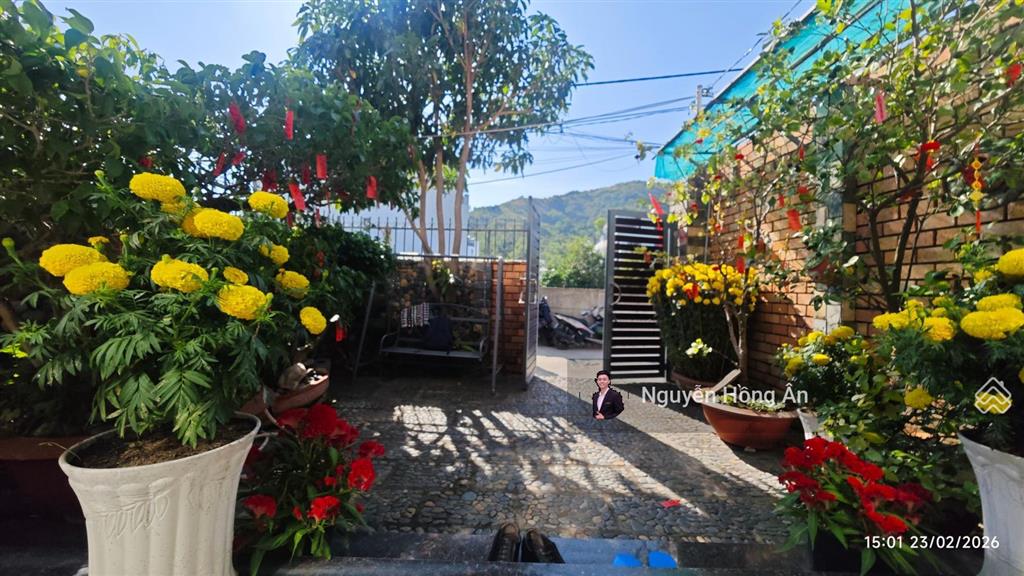 Chủ giảm 150tr bán nhanh nhà đẹp 3 tầng view thấy biển dt 117m2, đường oto 4,9m, sẵn sổ, giá 8 tỷ