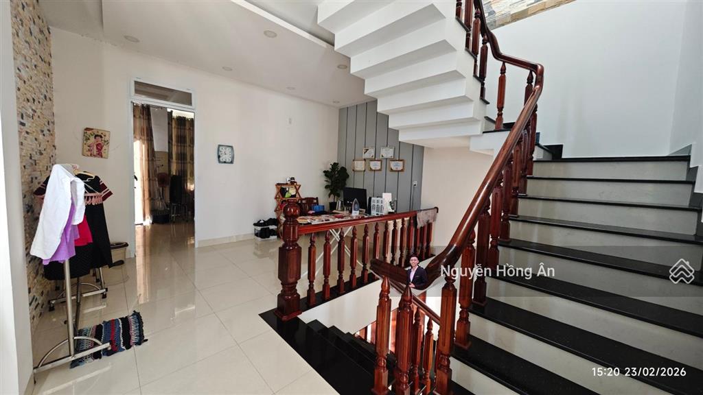 Chủ giảm 150tr bán nhanh nhà đẹp 3 tầng view thấy biển dt 117m2, đường oto 4,9m, sẵn sổ, giá 8 tỷ