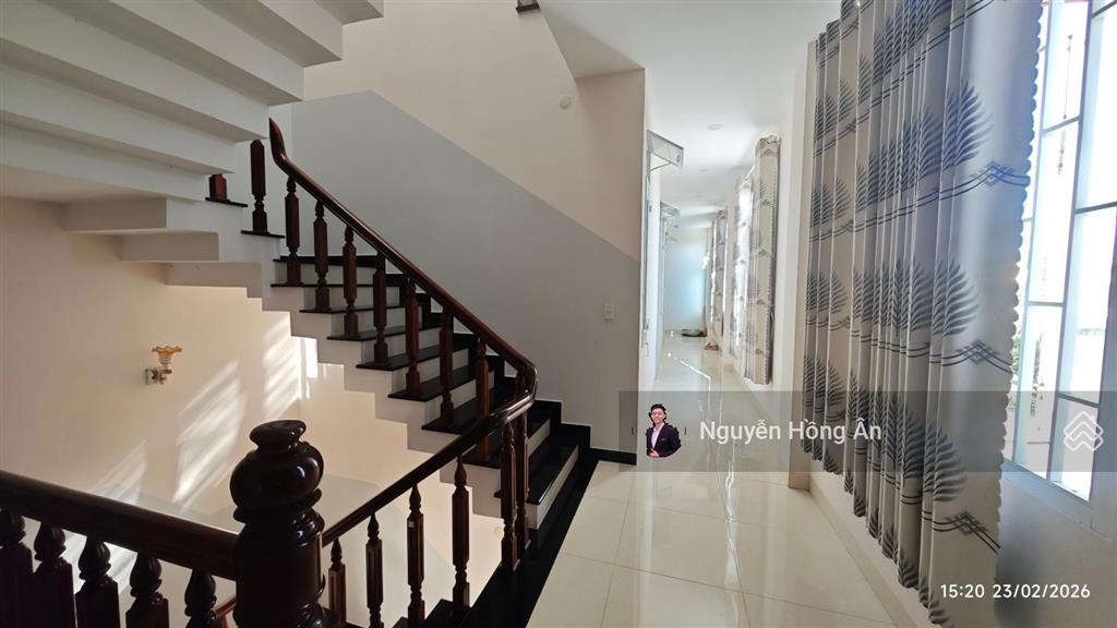 Chủ giảm 150tr bán nhanh nhà đẹp 3 tầng view thấy biển dt 117m2, đường oto 4,9m, sẵn sổ, giá 8 tỷ