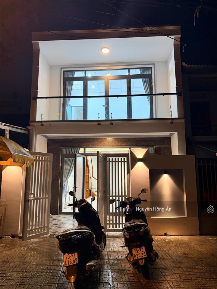 Bán nhà 2 tầng mặt tiền kinh doanh đường vạn hoà dt 87,4m2, gần chợ đầm, gần biển, giá 8,8 tỷ có tl