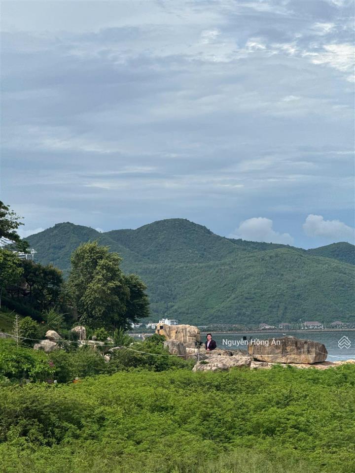 Bán đất góc 2 mặt tiền phạm văn đồng view trực diện biển, nhìn thẳng ra hòn chồng, giá 350 triệu/m2