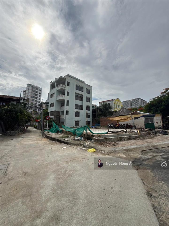 Bán đất góc 2 mặt tiền phạm văn đồng view trực diện biển, nhìn thẳng ra hòn chồng, giá 350 triệu/m2