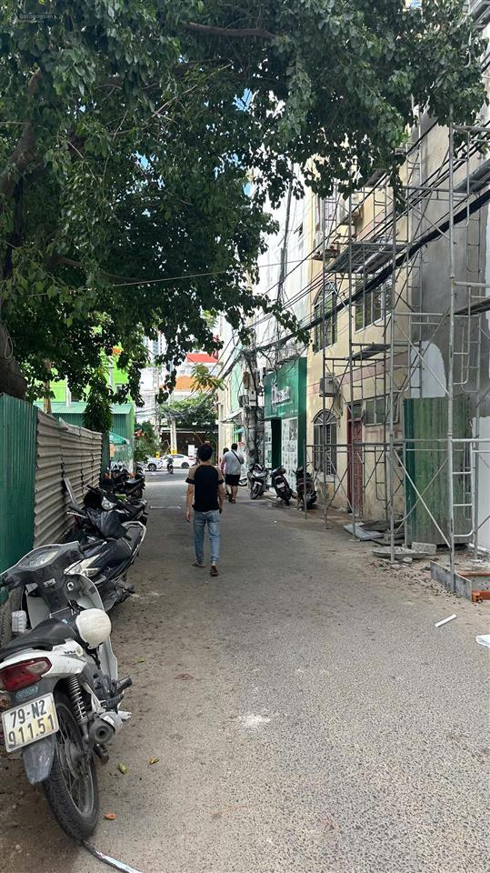 Bán nhanh lô đất dt 246m2 vuông vức, mặt tiền gần 8m, cách biển hòn chồng 100m, full odt, 200tr/m2